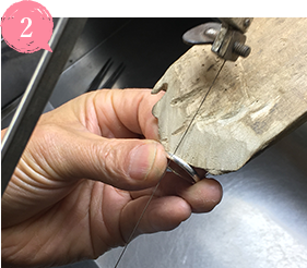 次に指輪を糸ノコで丁寧にカットします。