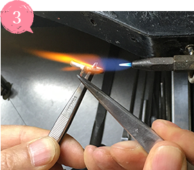 カットして合わせた部分を火を使い、ロー付けという作業で接合します。