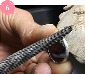 ハンマーでたたいた部分をやすりでなめらかに整えます。