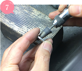 リューターという機械を使い、ペーパーで細かい凹凸まで微調整します。