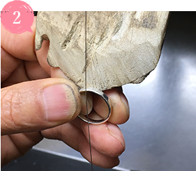 次に指輪を糸ノコで丁寧にカットします。