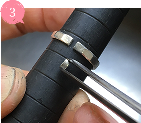 カットした部分に同じ素材の金属を合わせます。